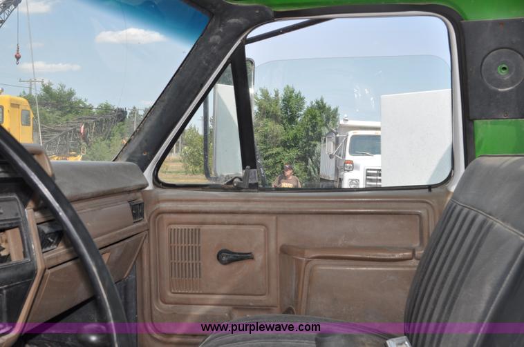 image for item G6078 1988 Ford F700 service truck