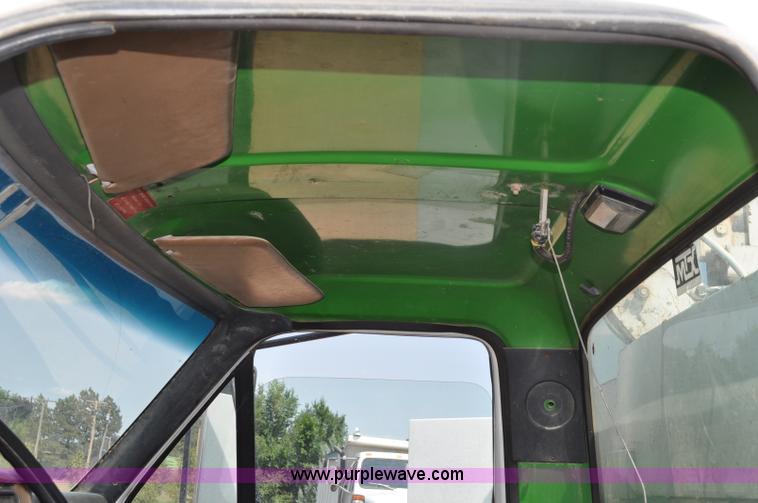 image for item G6078 1988 Ford F700 service truck