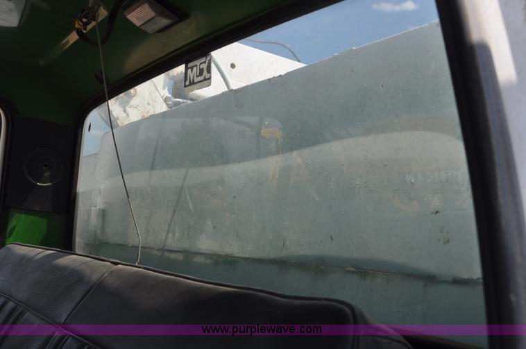 image for item G6078 1988 Ford F700 service truck