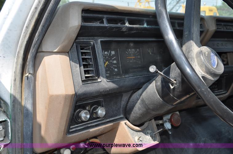 image for item G6078 1988 Ford F700 service truck