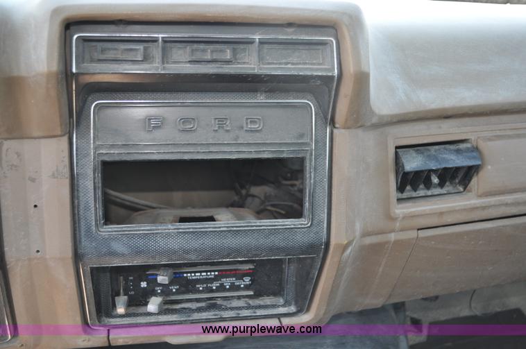 image for item G6078 1988 Ford F700 service truck