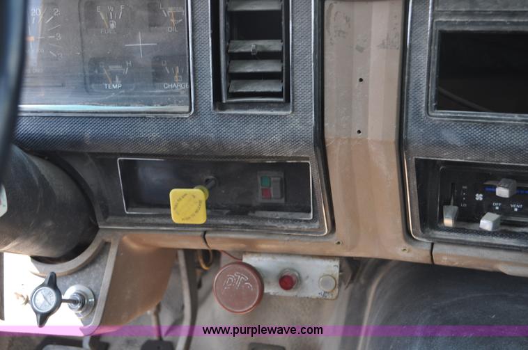 image for item G6078 1988 Ford F700 service truck