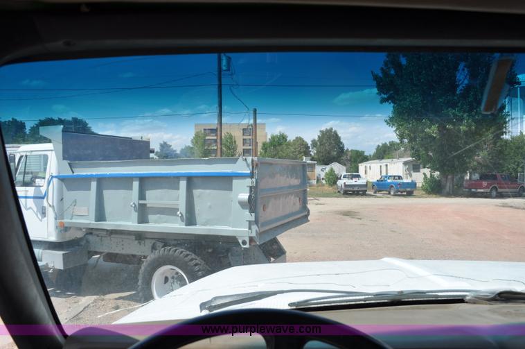 image for item G6078 1988 Ford F700 service truck