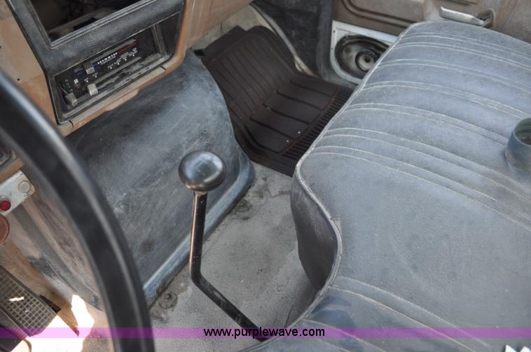 image for item G6078 1988 Ford F700 service truck