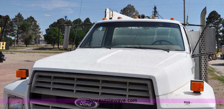 image for item G6078 1988 Ford F700 service truck