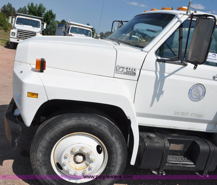 image for item G6078 1988 Ford F700 service truck