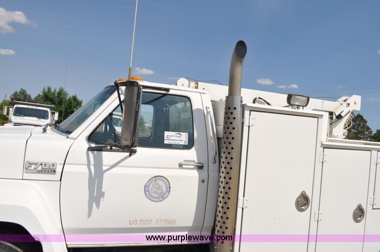 image for item G6078 1988 Ford F700 service truck