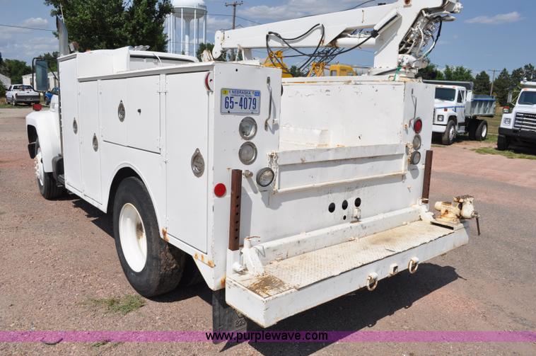 image for item G6078 1988 Ford F700 service truck