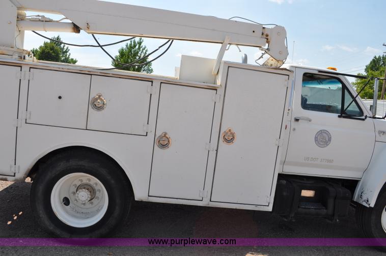 image for item G6078 1988 Ford F700 service truck