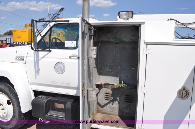 image for item G6078 1988 Ford F700 service truck