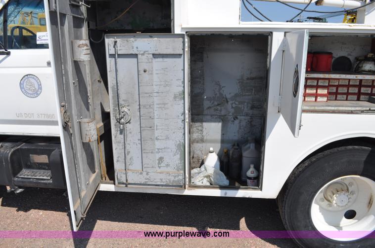 image for item G6078 1988 Ford F700 service truck