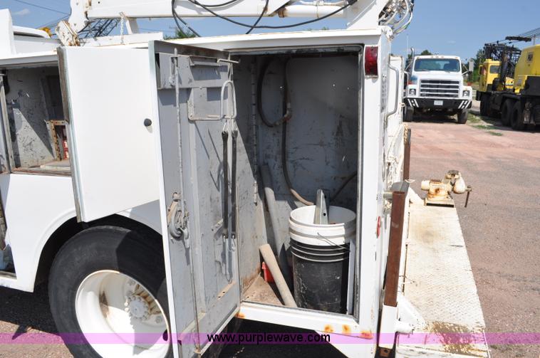 image for item G6078 1988 Ford F700 service truck