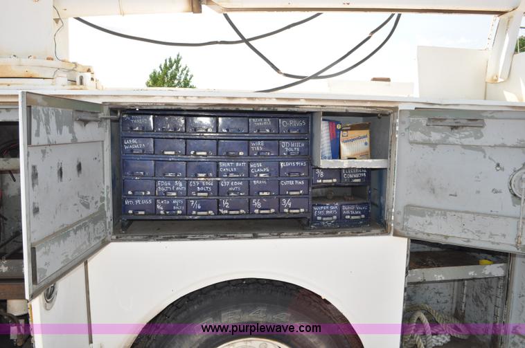 image for item G6078 1988 Ford F700 service truck