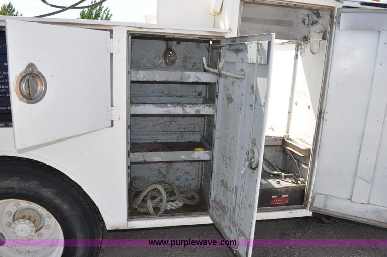 image for item G6078 1988 Ford F700 service truck