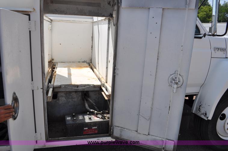 image for item G6078 1988 Ford F700 service truck