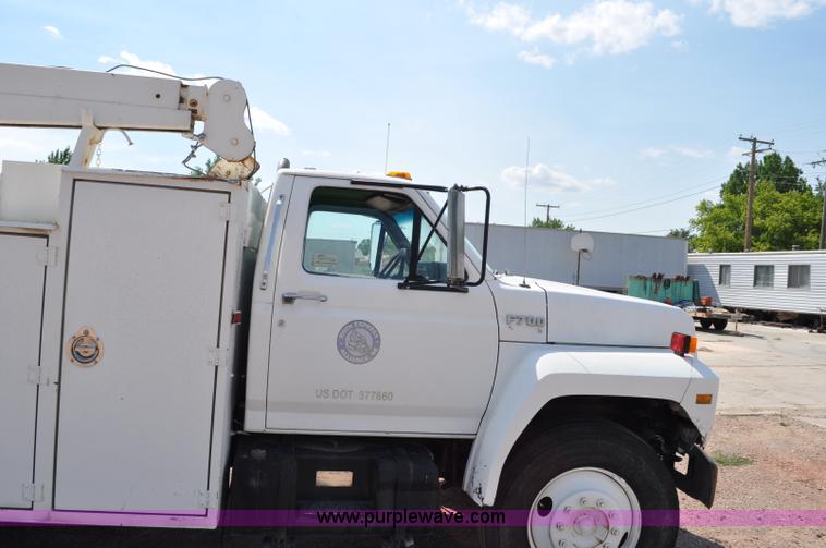 image for item G6078 1988 Ford F700 service truck