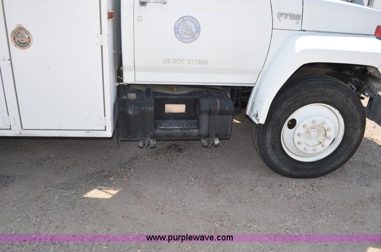 image for item G6078 1988 Ford F700 service truck