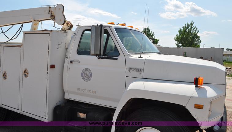 image for item G6078 1988 Ford F700 service truck