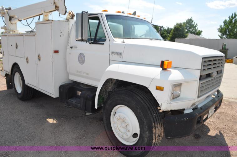 image for item G6078 1988 Ford F700 service truck