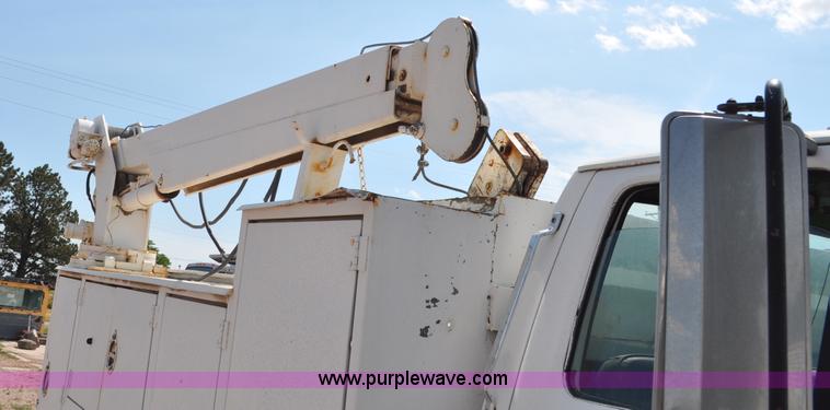 image for item G6078 1988 Ford F700 service truck