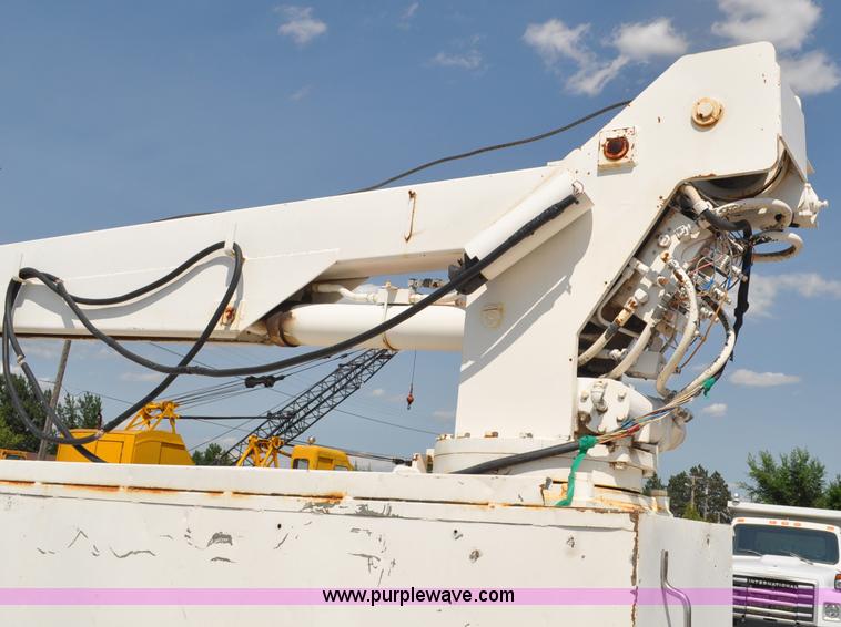 image for item G6078 1988 Ford F700 service truck