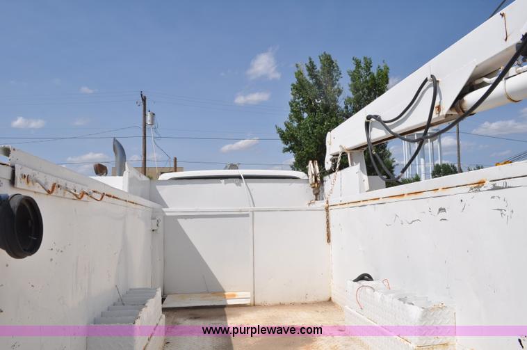 image for item G6078 1988 Ford F700 service truck