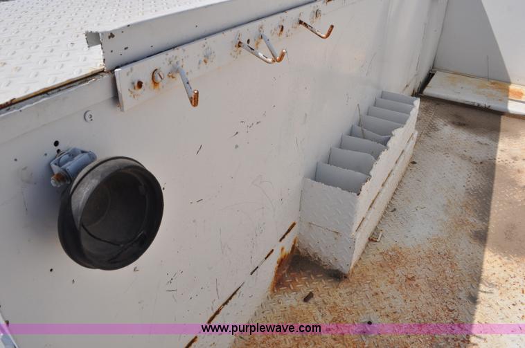 image for item G6078 1988 Ford F700 service truck