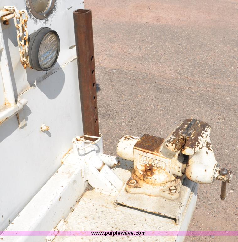 image for item G6078 1988 Ford F700 service truck