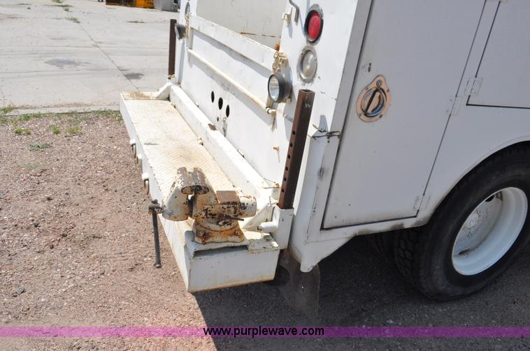 image for item G6078 1988 Ford F700 service truck