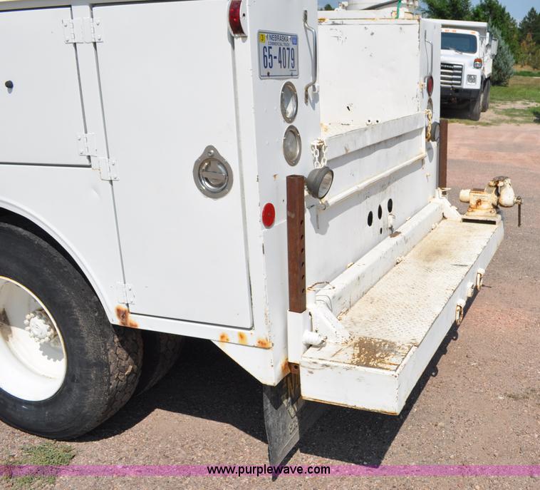 image for item G6078 1988 Ford F700 service truck