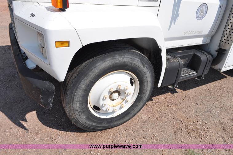 image for item G6078 1988 Ford F700 service truck