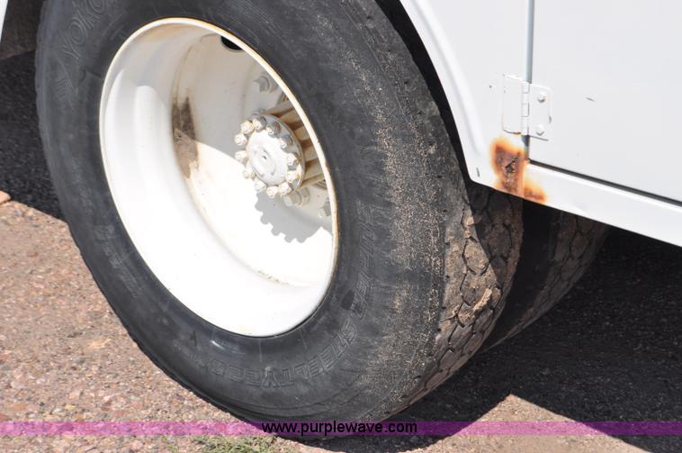 image for item G6078 1988 Ford F700 service truck