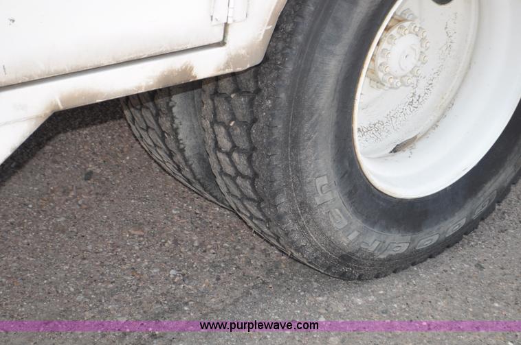 image for item G6078 1988 Ford F700 service truck