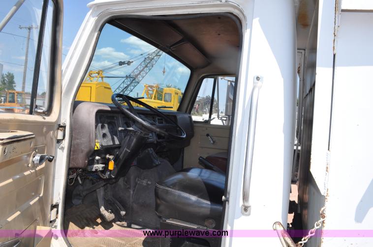 image for item G6080 1984 International F1954 dump truck