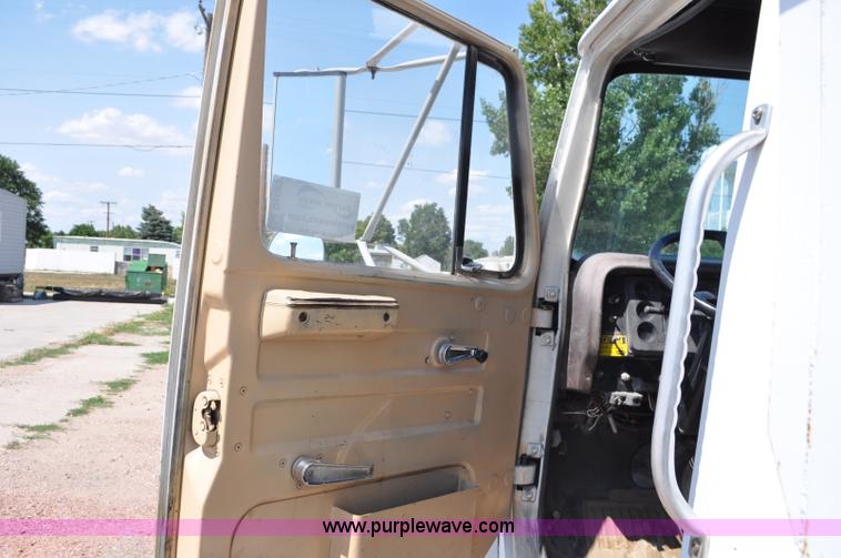 image for item G6080 1984 International F1954 dump truck