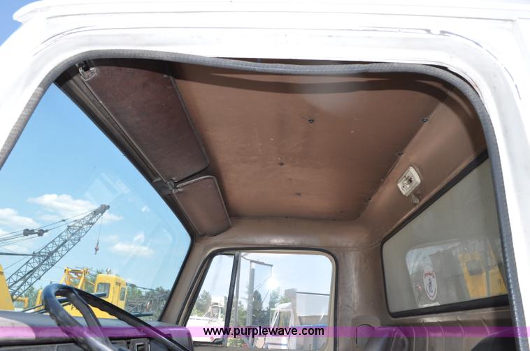 image for item G6080 1984 International F1954 dump truck