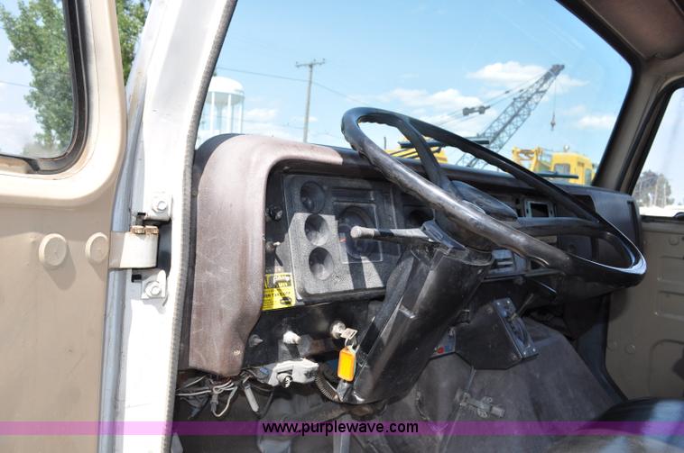 image for item G6080 1984 International F1954 dump truck