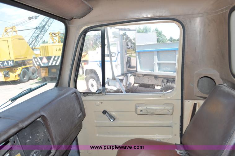 image for item G6080 1984 International F1954 dump truck