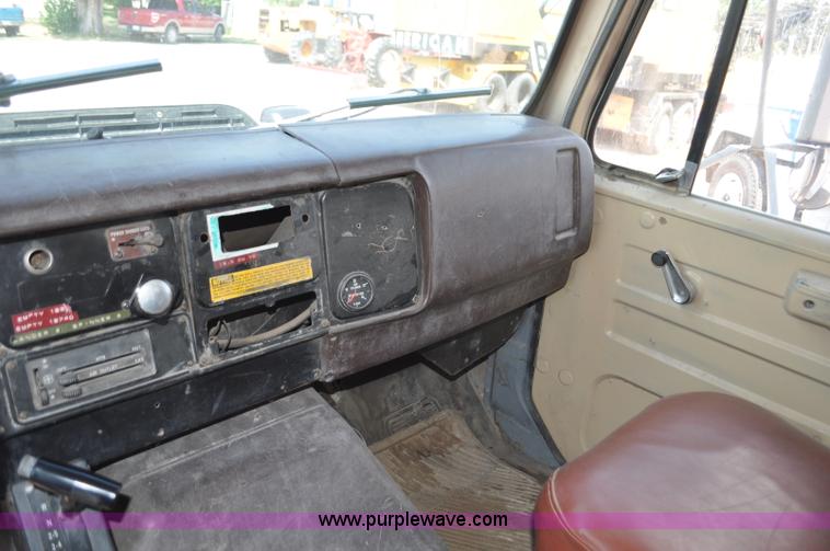 image for item G6080 1984 International F1954 dump truck