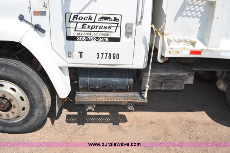 image for item G6080 1984 International F1954 dump truck