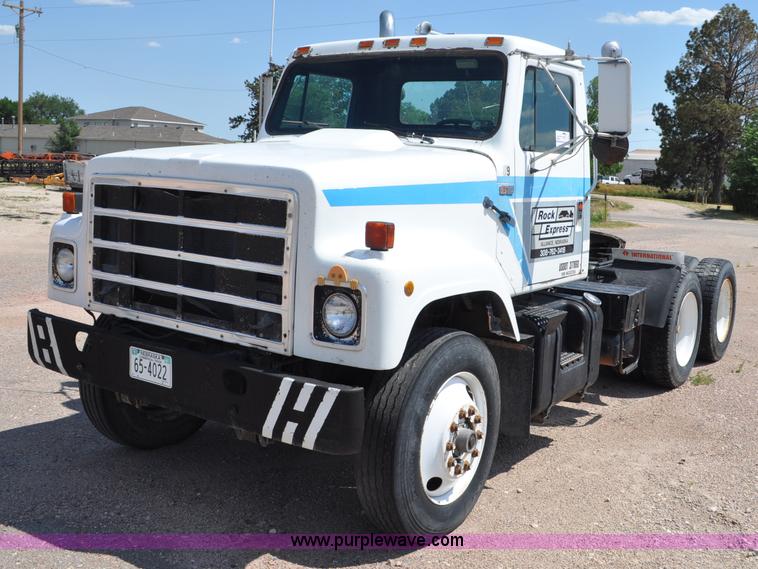 image for item G6081 1989 International F2575 semi truck
