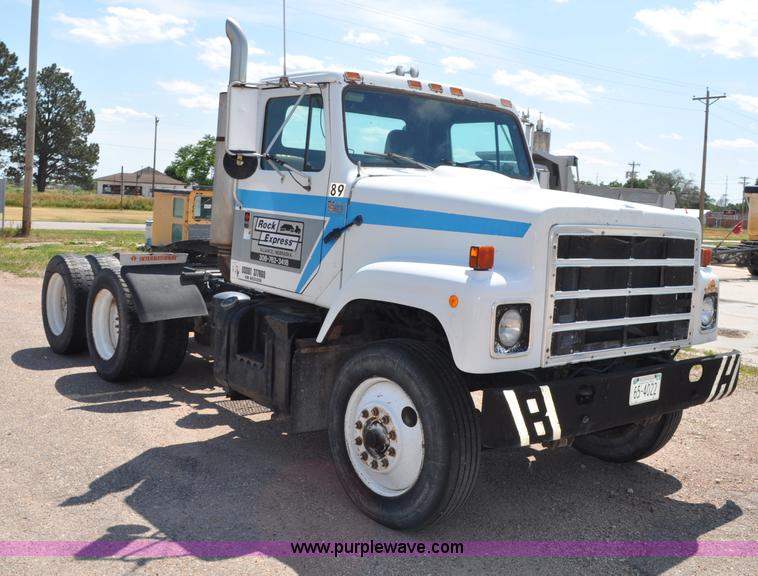image for item G6081 1989 International F2575 semi truck
