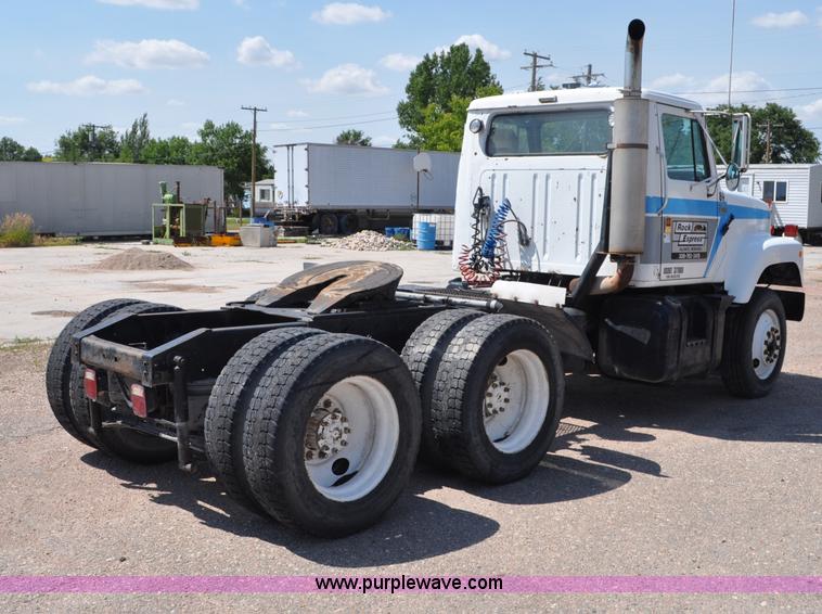 image for item G6081 1989 International F2575 semi truck