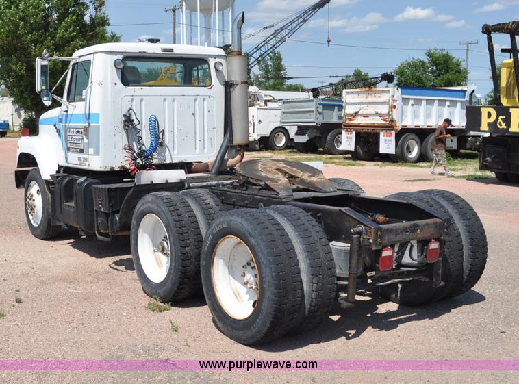 image for item G6081 1989 International F2575 semi truck