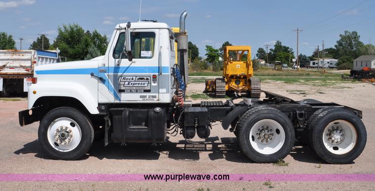 image for item G6081 1989 International F2575 semi truck