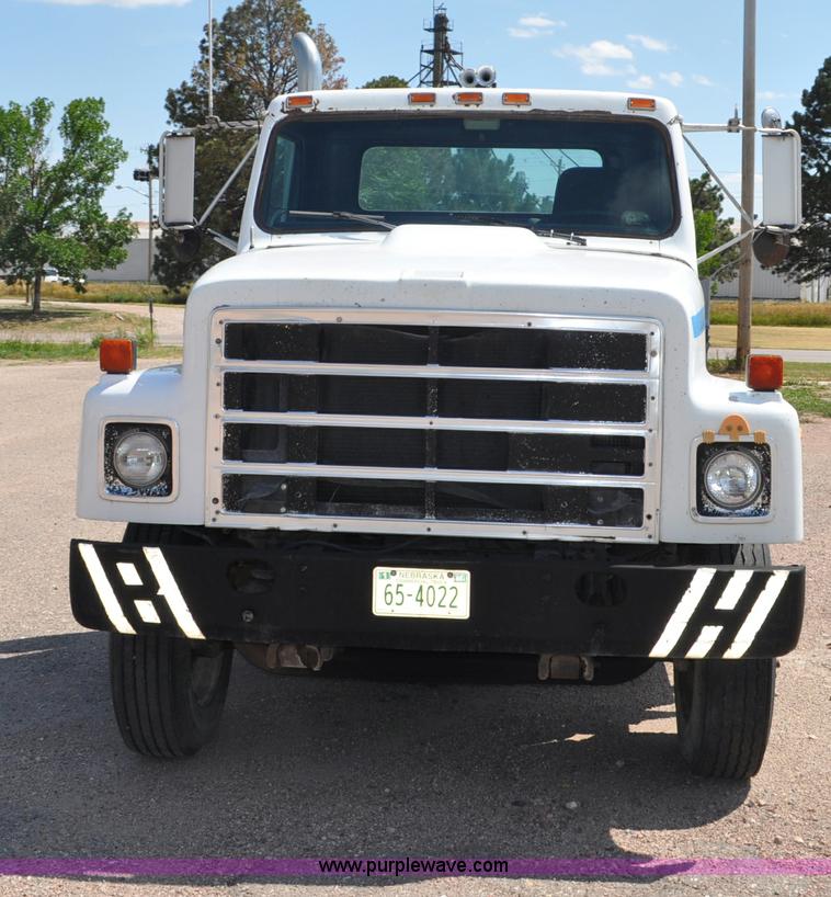 image for item G6081 1989 International F2575 semi truck