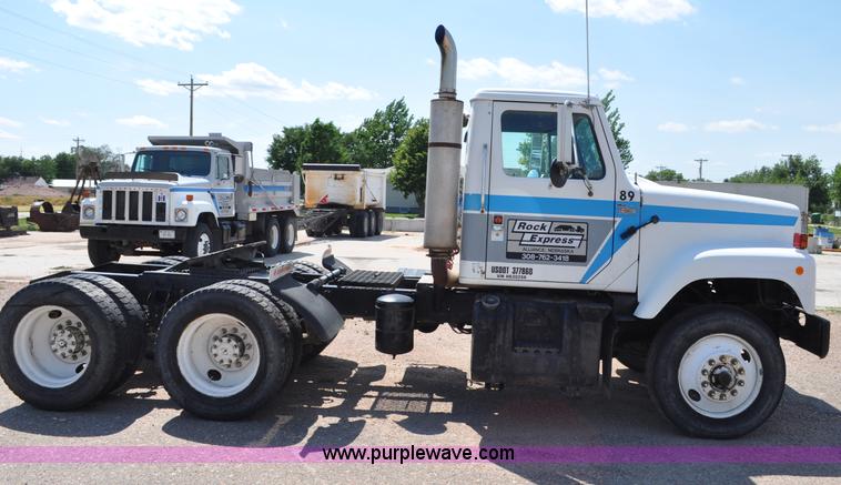 image for item G6081 1989 International F2575 semi truck
