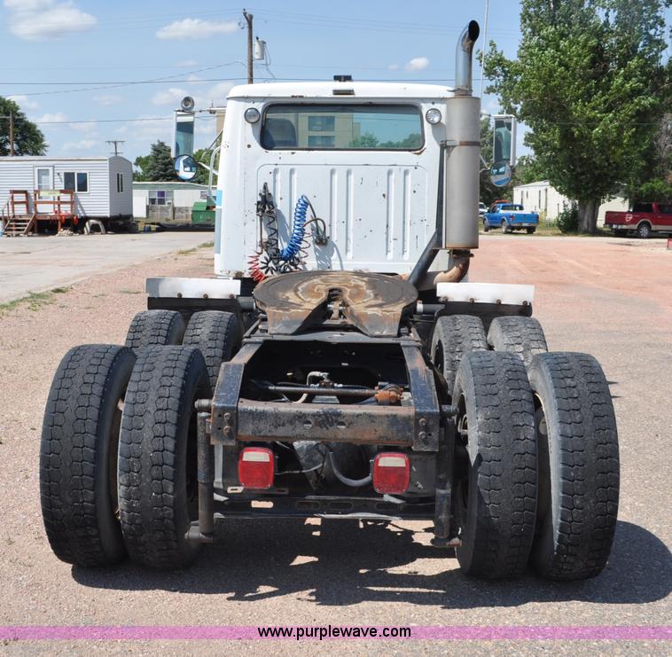 image for item G6081 1989 International F2575 semi truck