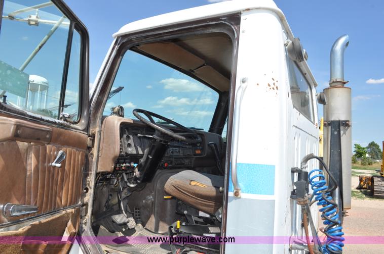 image for item G6081 1989 International F2575 semi truck