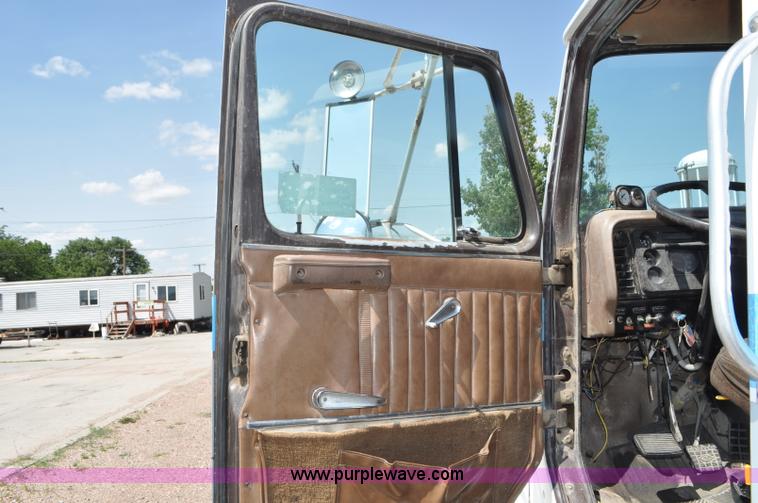 image for item G6081 1989 International F2575 semi truck